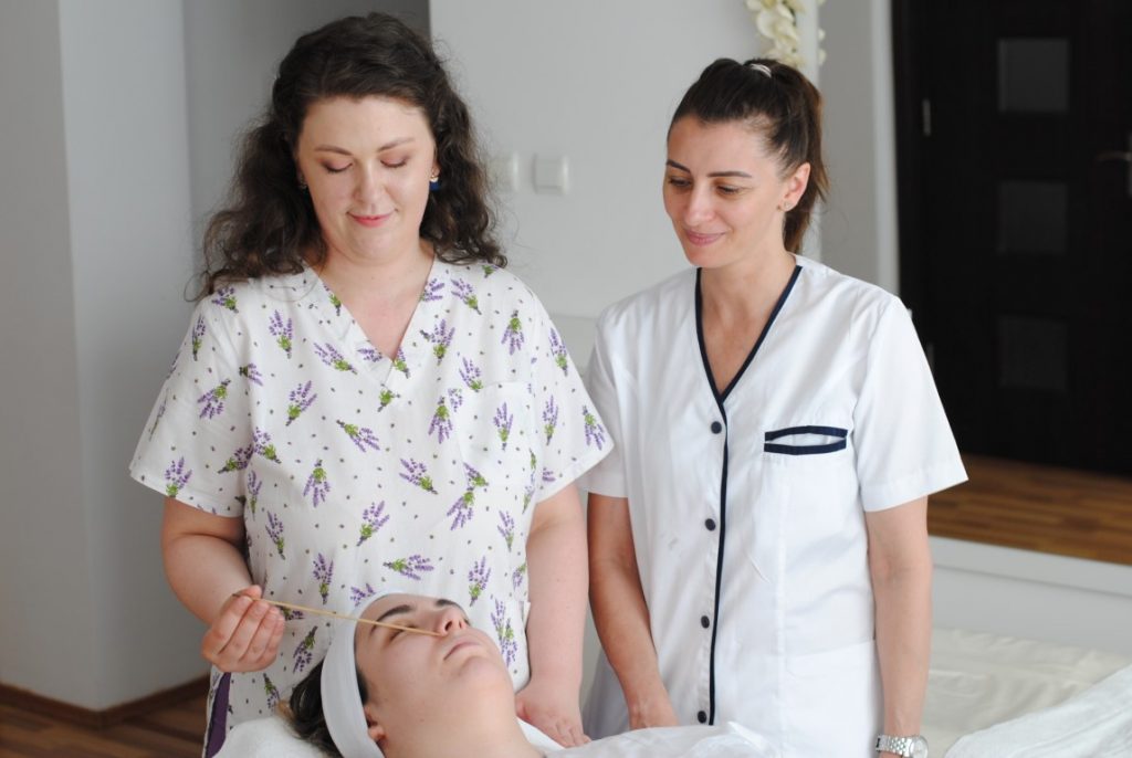 Cum sa construiesti o cariera in cosmetica: pasi spre succes: Asigura-te acum ca esti pe drumul cel bun