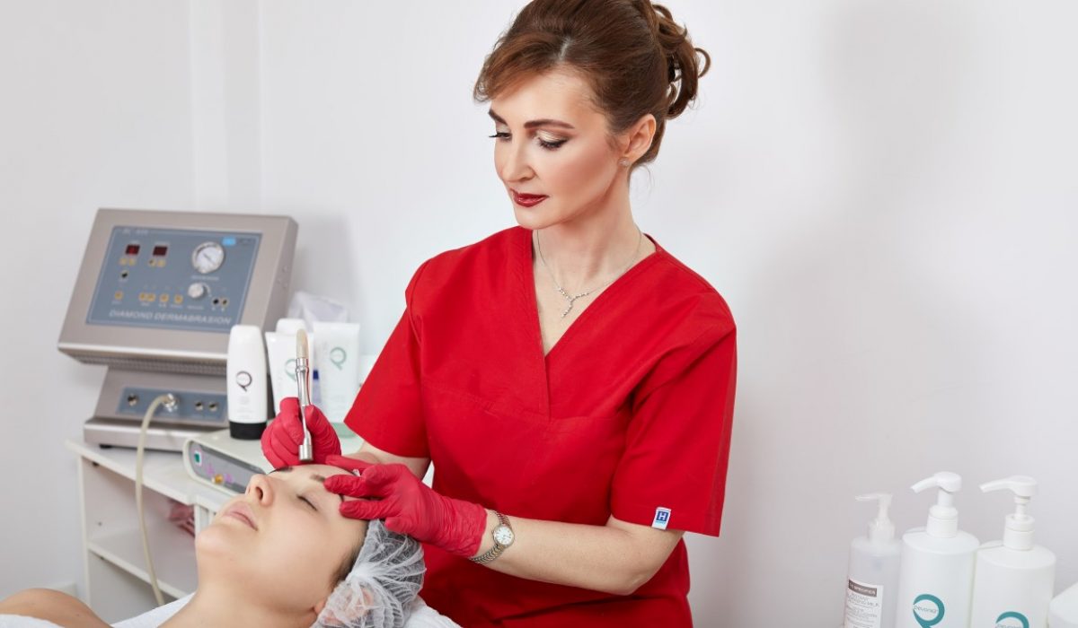 Seminarii de cosmetica cu succes garantat la cliente