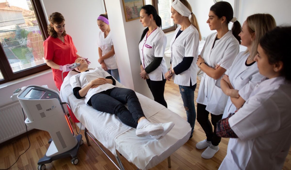 Etapele unui curs de cosmetica cu calificare in domeniu
