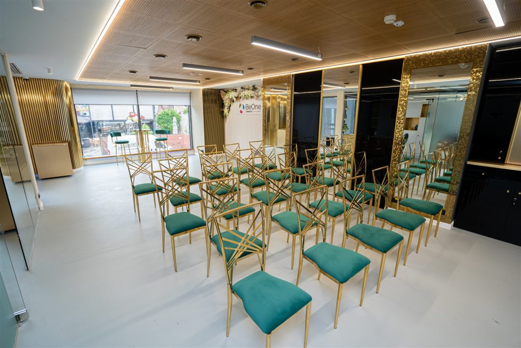 sala de curs teoretic cosmetica Bucuresti - prezentari si seminarii Scoala Dr. Manuela Ravescu
