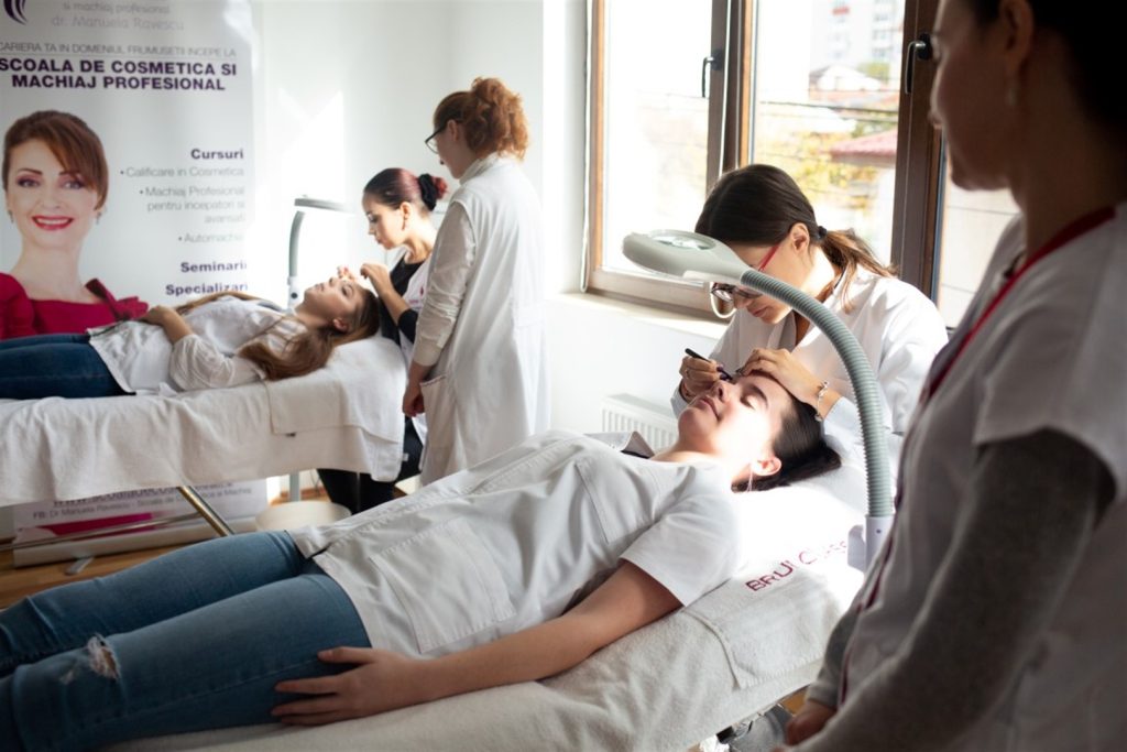 Salariu de Cosmeticiana: Cat Castiga o Cosmeticiana si Cum sa iti maresti castigurile