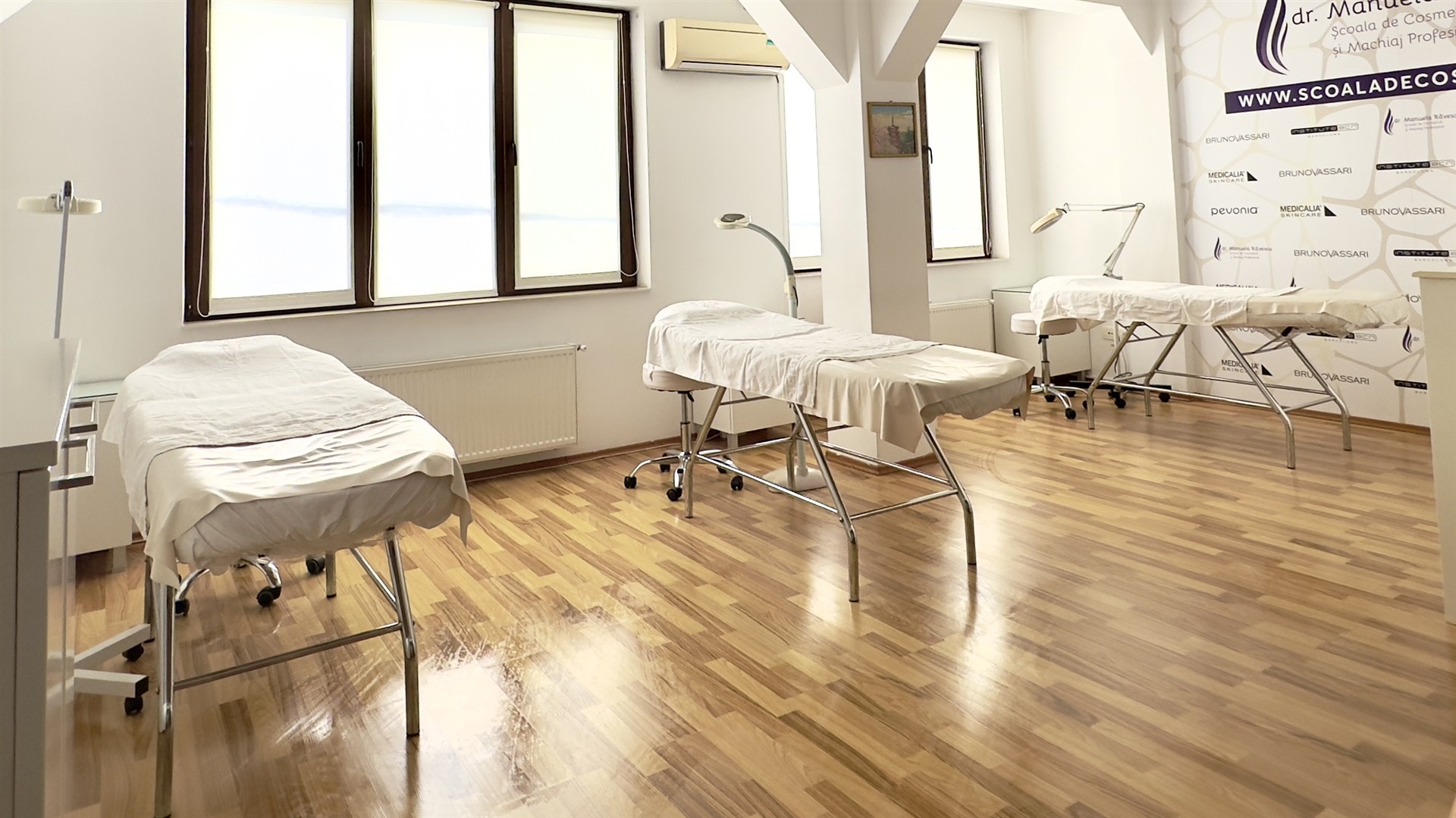Sala de tratament curs cosmetica Bucuresti - paturi profesionale Scoala Dr. Manuela Ravescu