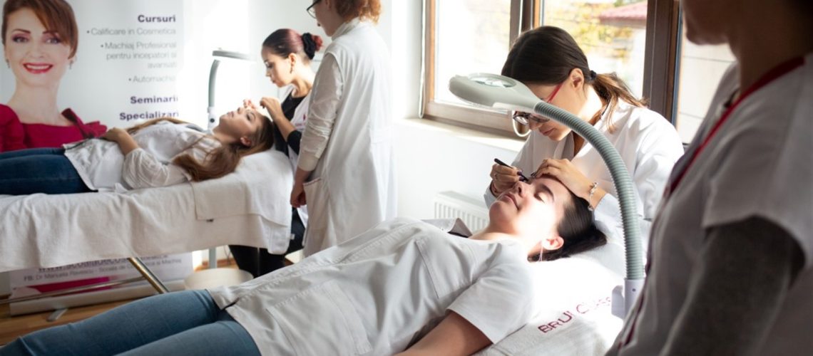 Curs specializare cosmetica Bucuresti - cursanti la practica cu echipamente profesionale